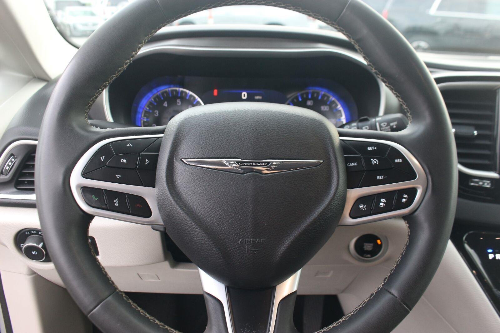 Used 2024 Chrysler Pacifica Touring-L FWD image 18