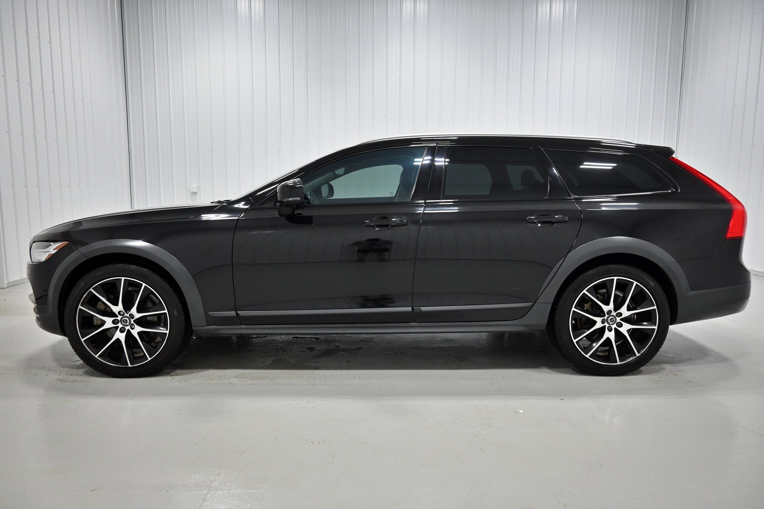 Used 2018 Volvo V90 T6 Cross Country w/ Convenience Package AWD/4WD image 25