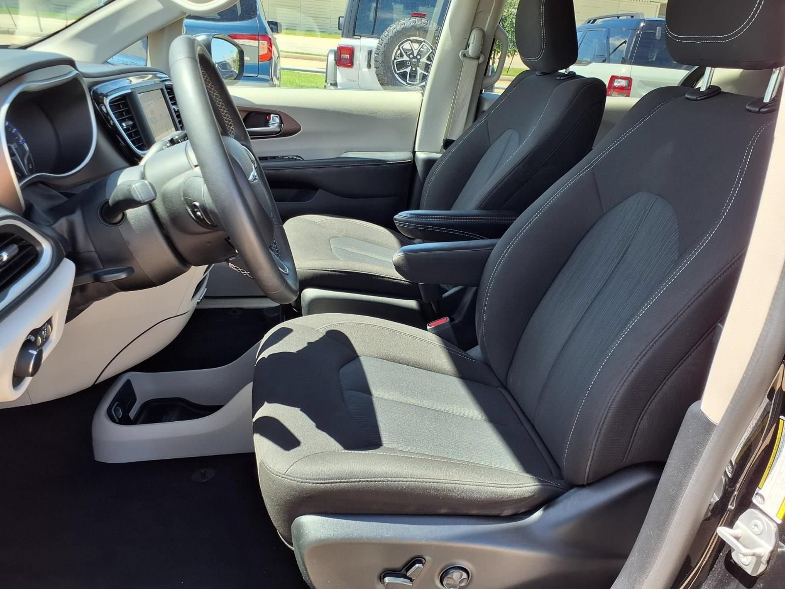 Used 2023 Chrysler Voyager LX FWD image 24
