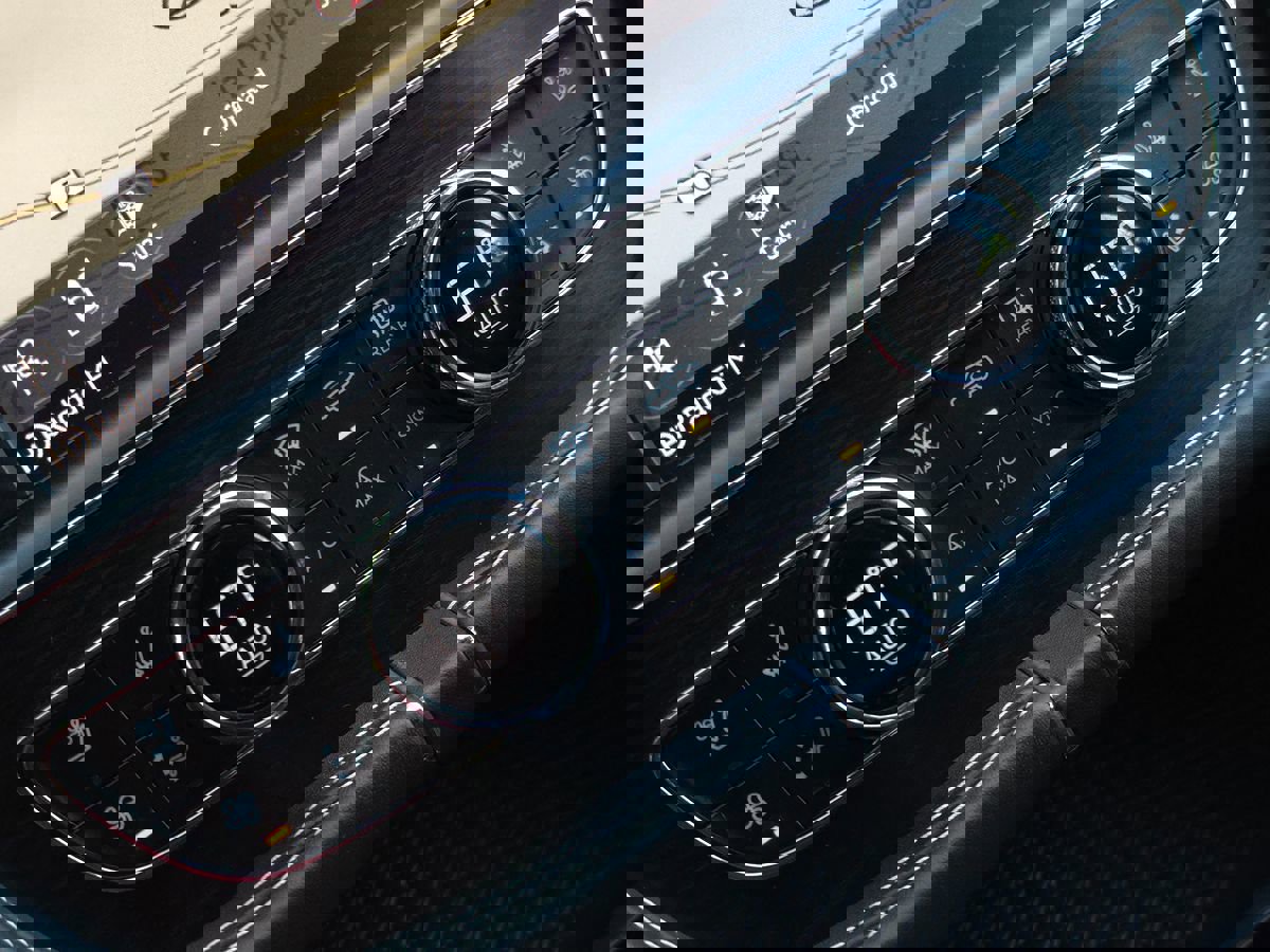 Used 2020 Bentley Bentayga Plug-In Hybrid image 63