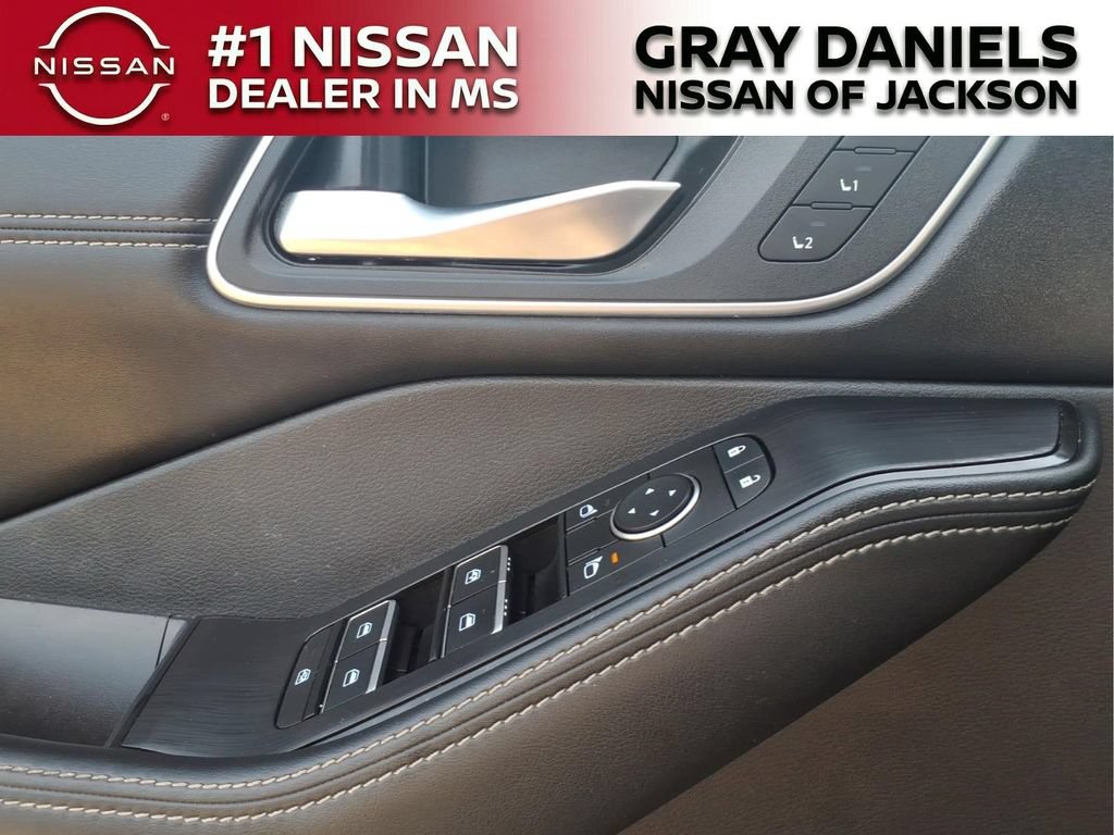 Certified 2025 Nissan Rogue Platinum w/ Tech Package FWD image 13