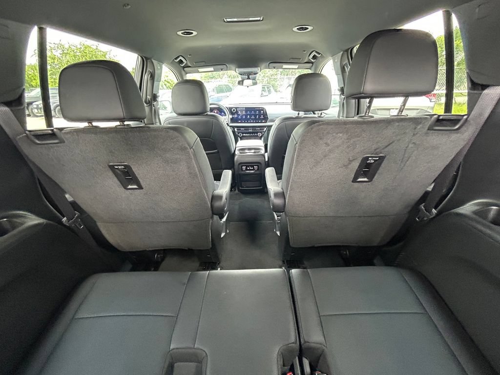 Used 2025 Chevrolet Traverse LT FWD image 14
