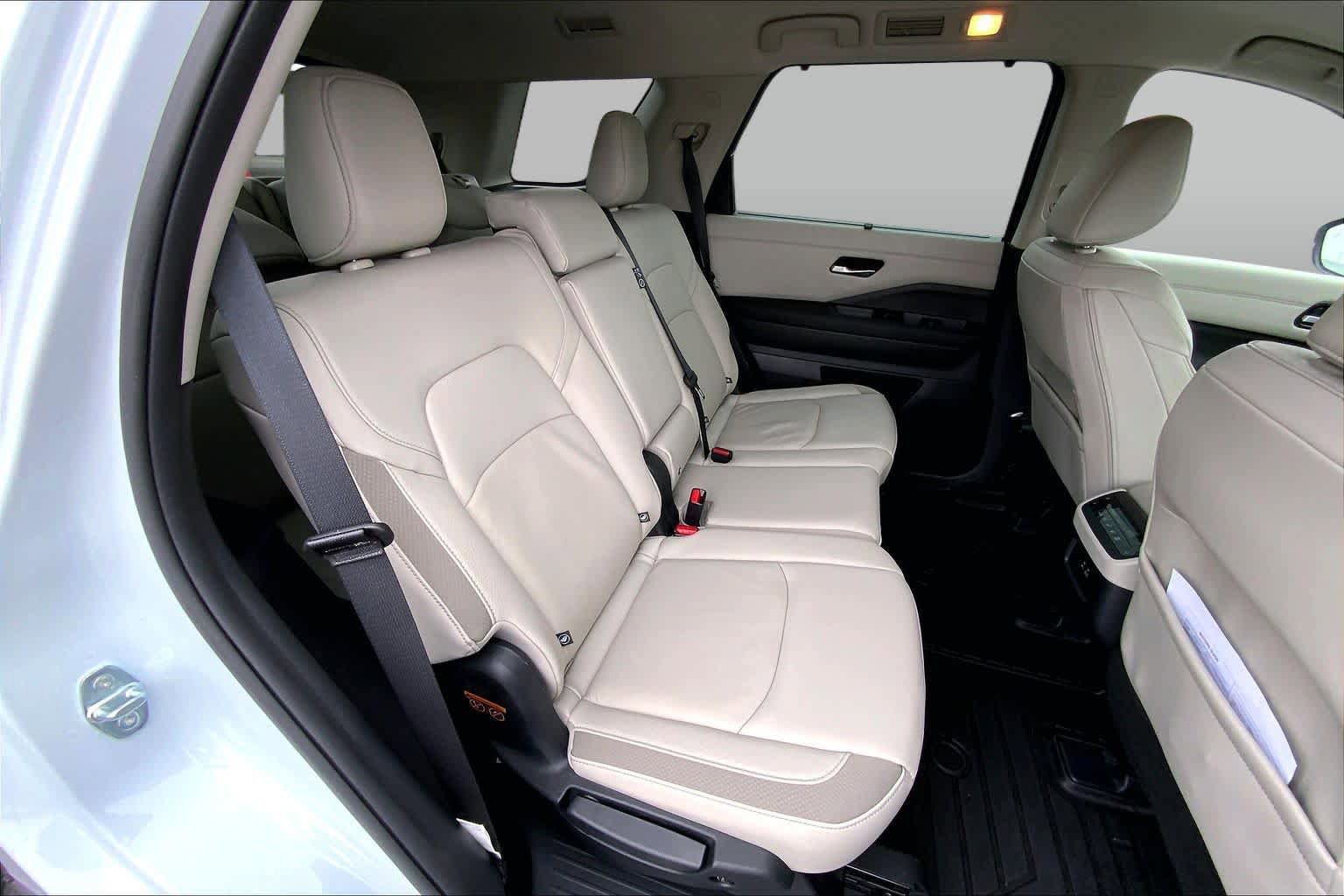 Used 2025 Nissan Pathfinder SL FWD image 20