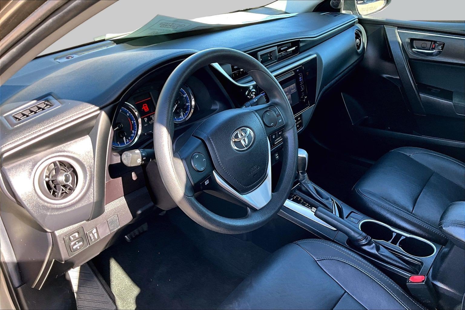 Used 2018 Toyota Corolla LE FWD image 12
