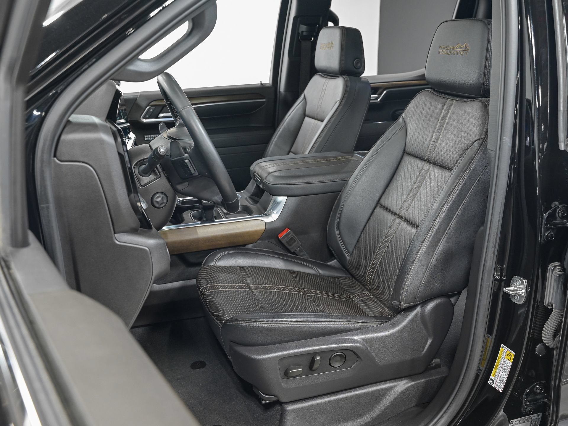 Used 2025 Chevrolet Silverado 1500 High Country w/ High Country Premium Package AWD/4WD image 16