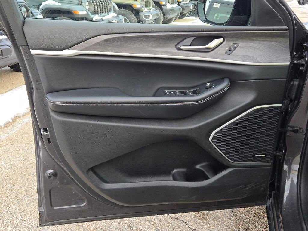 Used 2022 Jeep Grand Cherokee L Limited w/ Trailer Tow Group (B) image 22