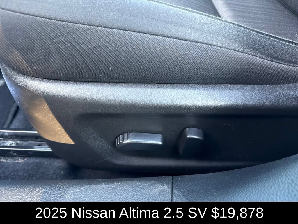 Used 2025 Nissan Altima 2.5 SV FWD image 13