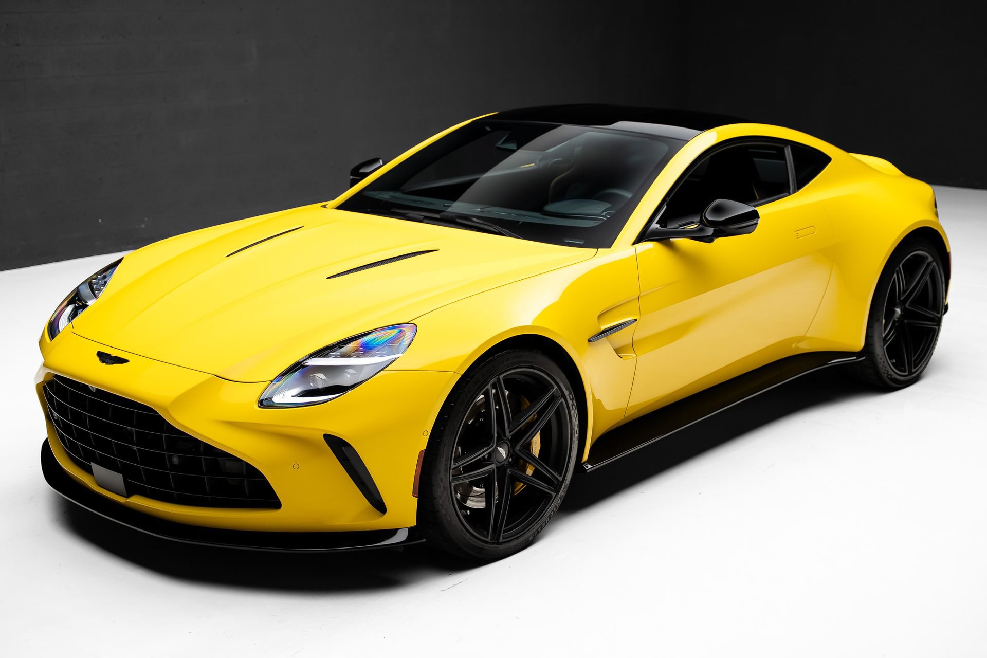 Used 2025 Aston Martin V8 Vantage Coupe RWD image 5