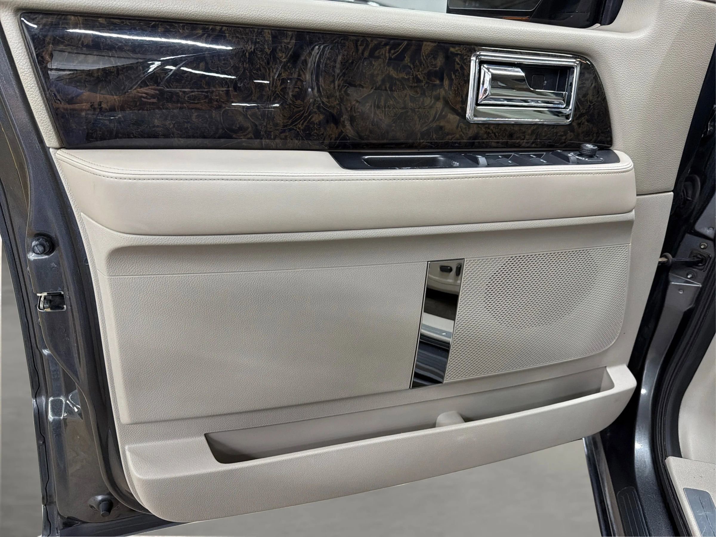 Used 2016 Lincoln Navigator L Select RWD image 43