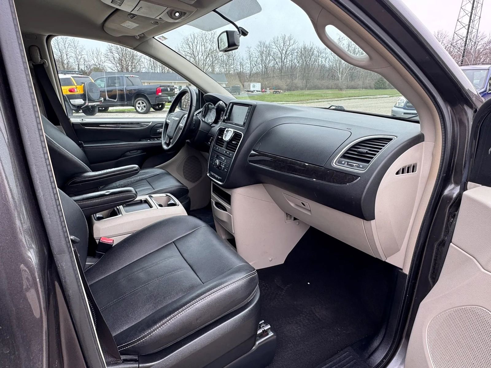 Used 2016 Chrysler Town & Country Touring w/ Driver Convenience Group FWD image 22