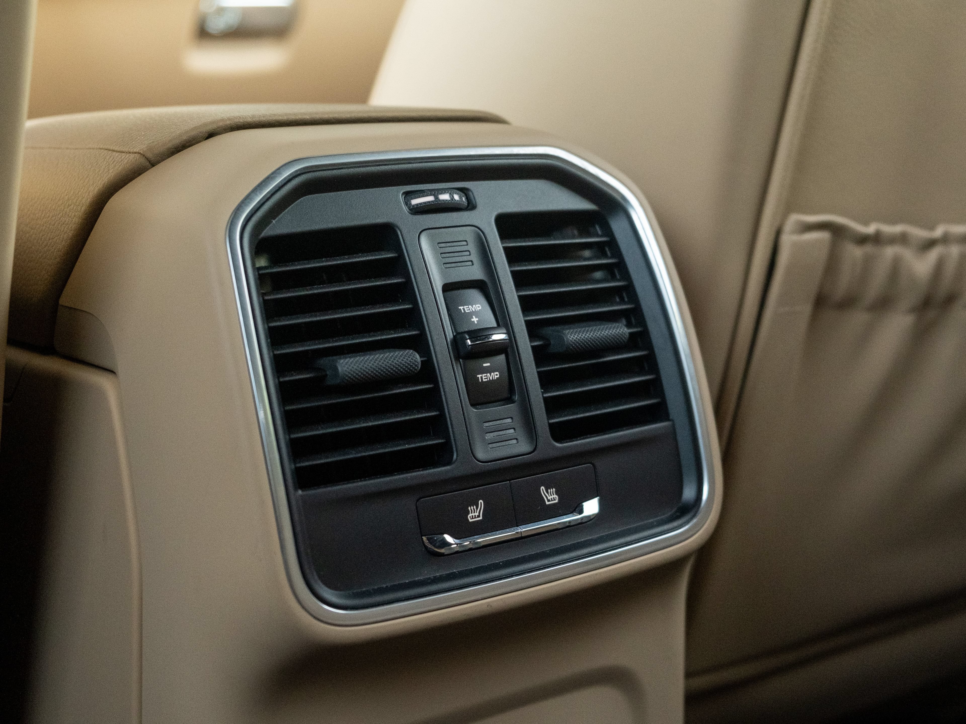 Certified 2022 Porsche Macan AWD/4WD image 38