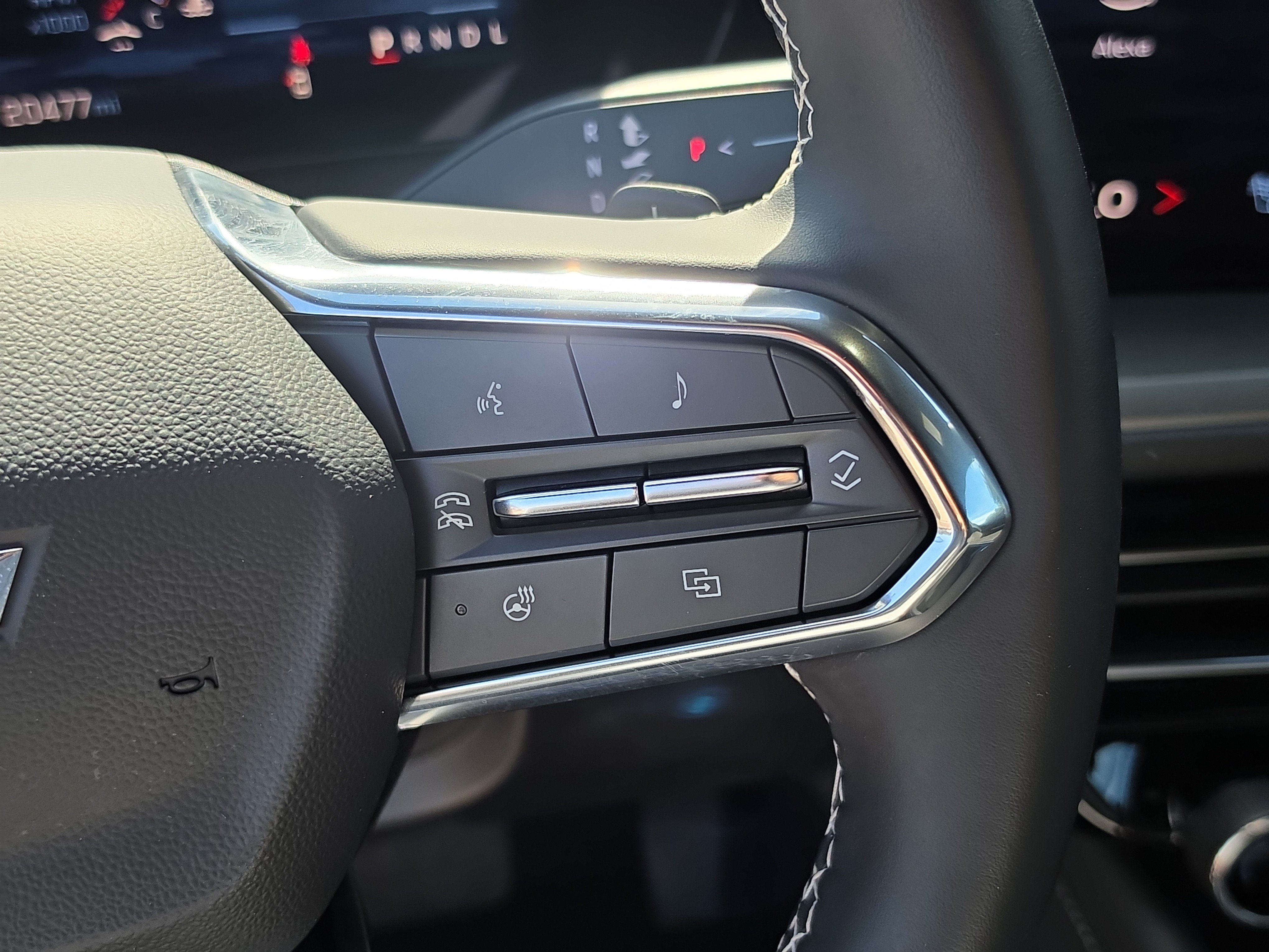 Used 2025 Chevrolet Traverse LT FWD image 32