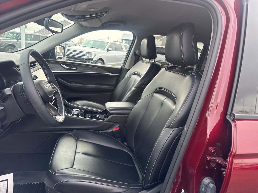 Used 2023 Jeep Grand Cherokee Limited w/ Black Appearance Package image 6