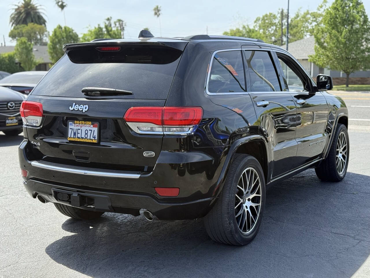 Used 2017 Jeep Grand Cherokee Overland w/ Jeep Active Safety Group AWD/4WD image 8