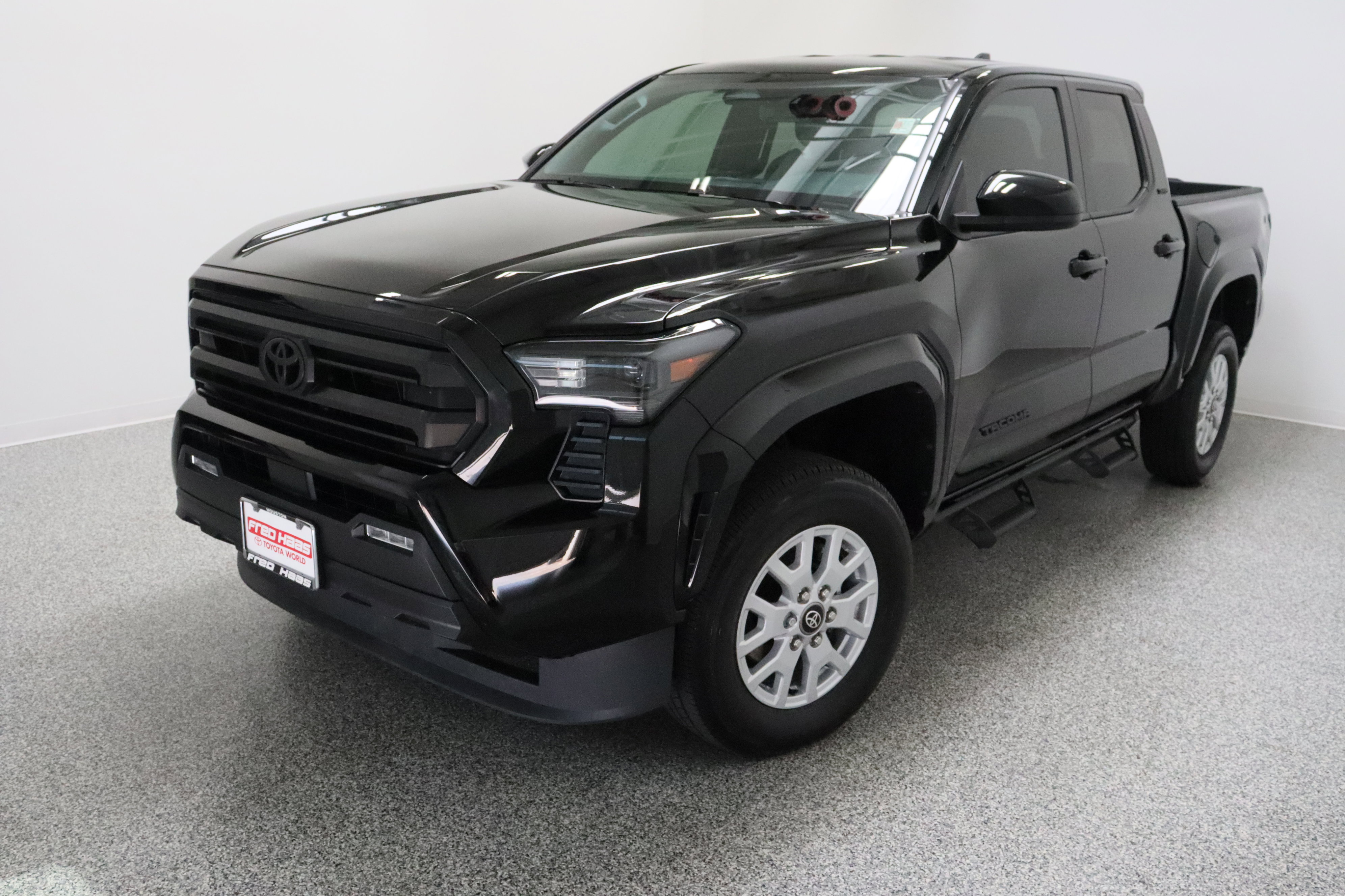 Used 2025 Toyota Tacoma SR5 AWD/4WD image 2