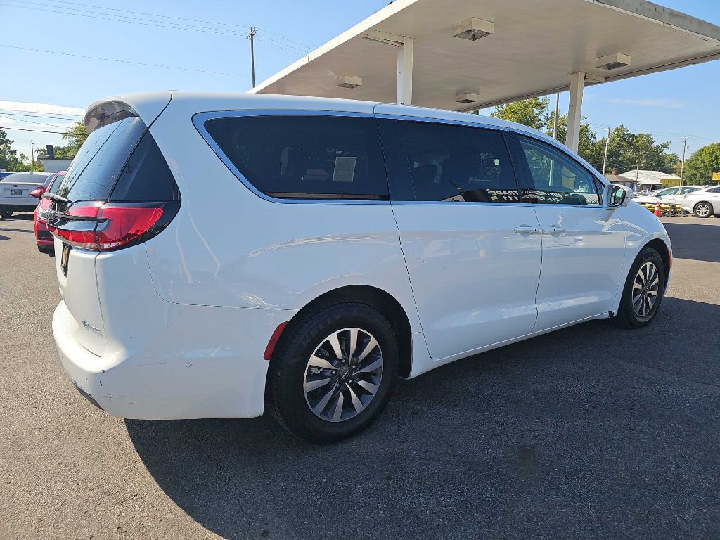 Used 2022 Chrysler Pacifica Touring-L w/ Uconnect Theater Family Group image 22