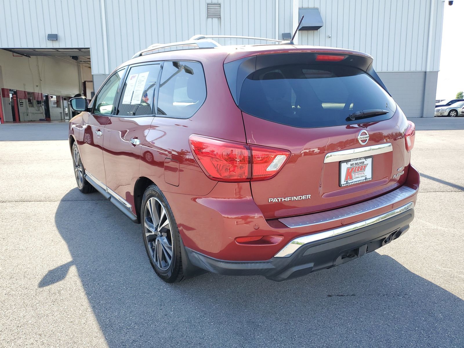 Used 2017 Nissan Pathfinder Platinum w/ Family Entertainment Package AWD/4WD image 3