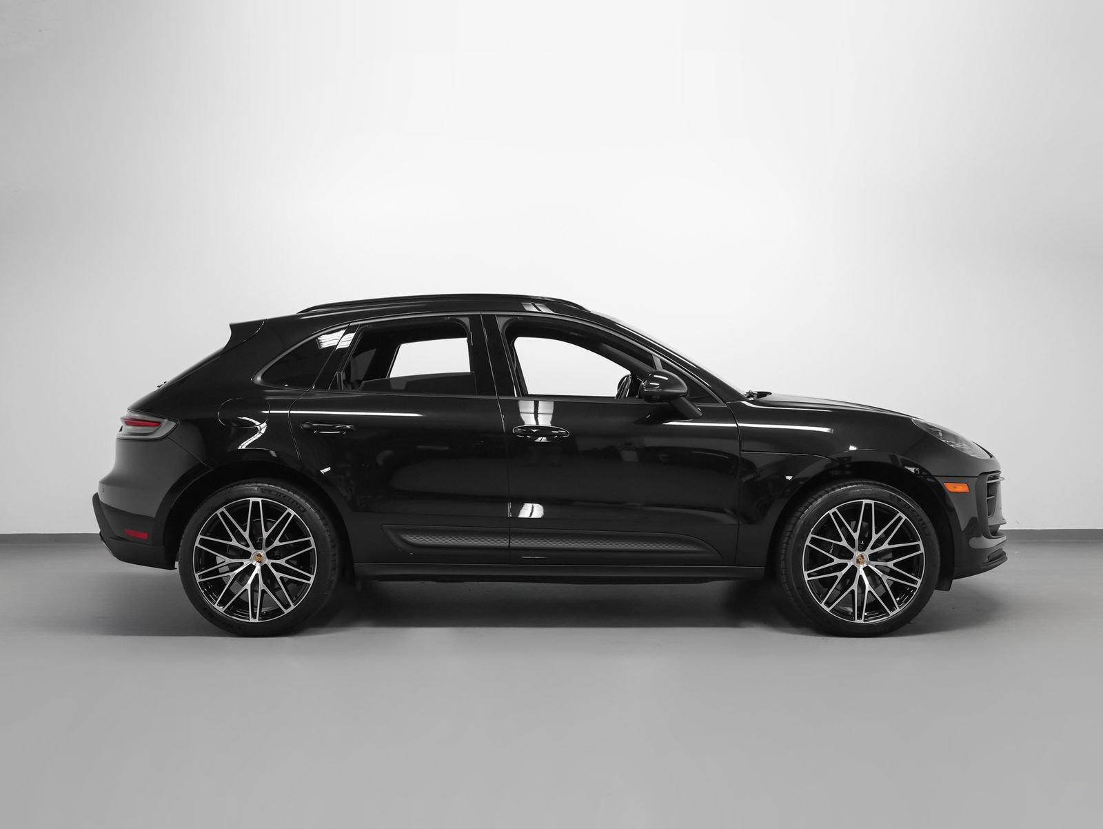 Certified 2024 Porsche Macan AWD/4WD image 13