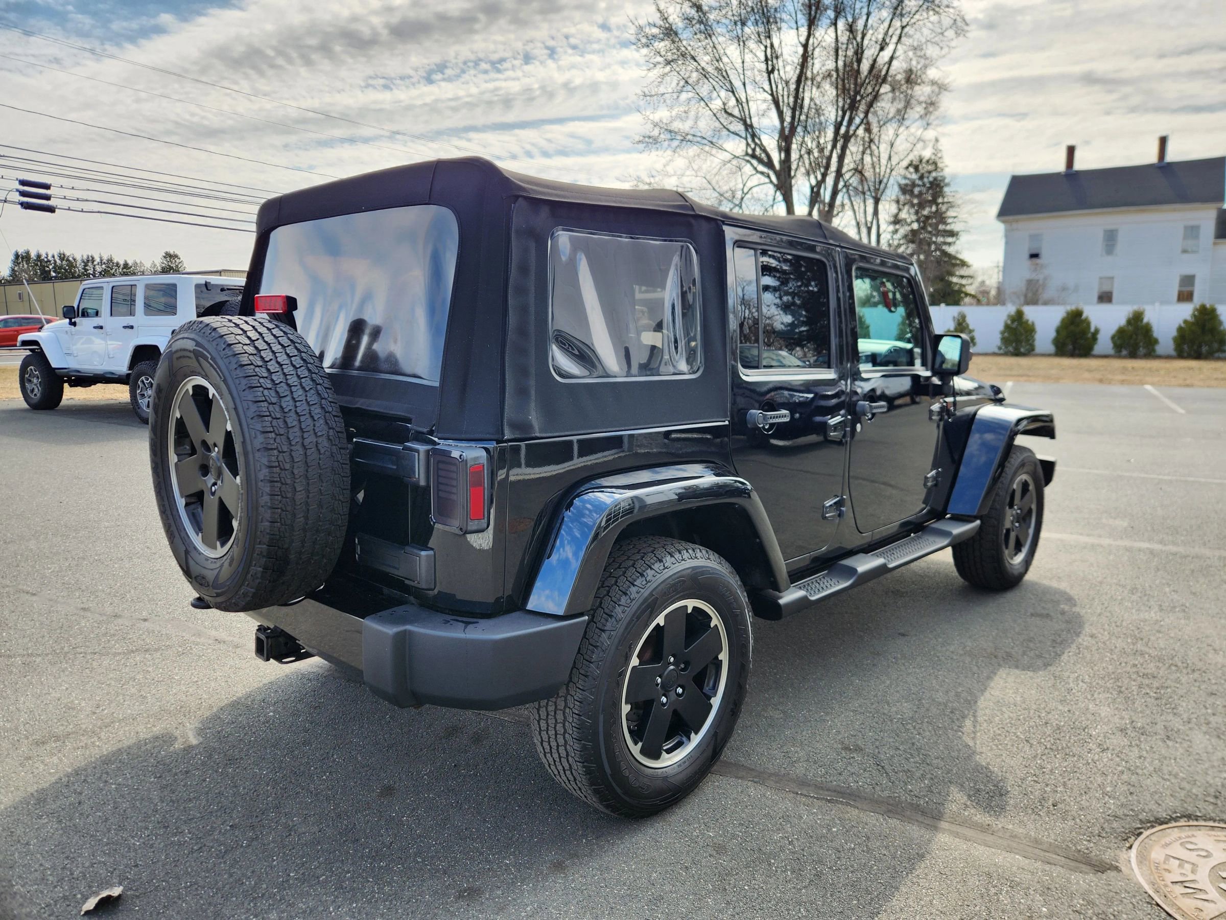 Used 2012 Jeep Wrangler Unlimited Sahara image 12