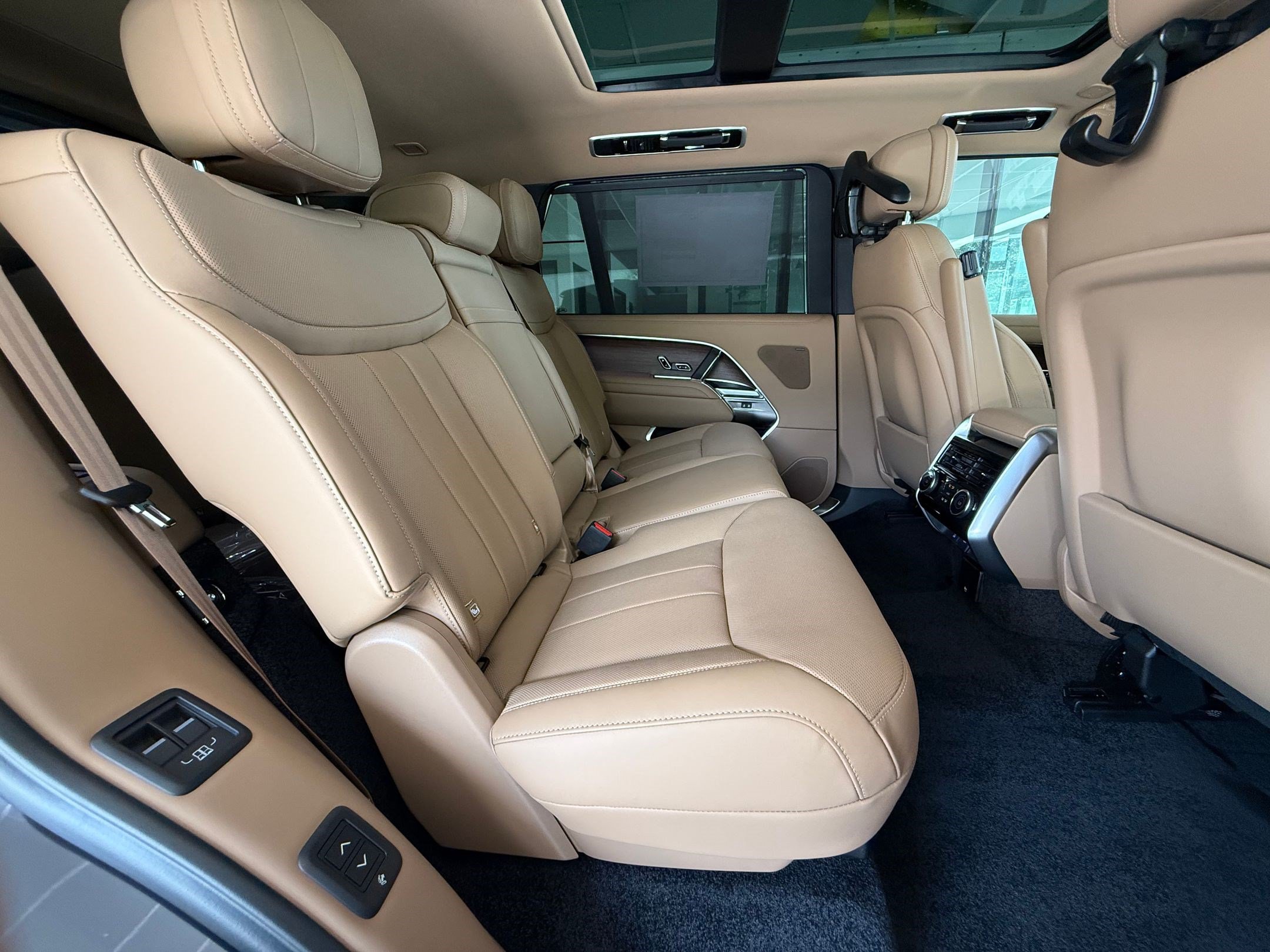 New 2026 Land Rover Range Rover Long Wheelbase SE AWD/4WD image 27