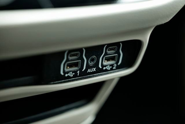 Used 2024 Chrysler Pacifica Touring-L image 39