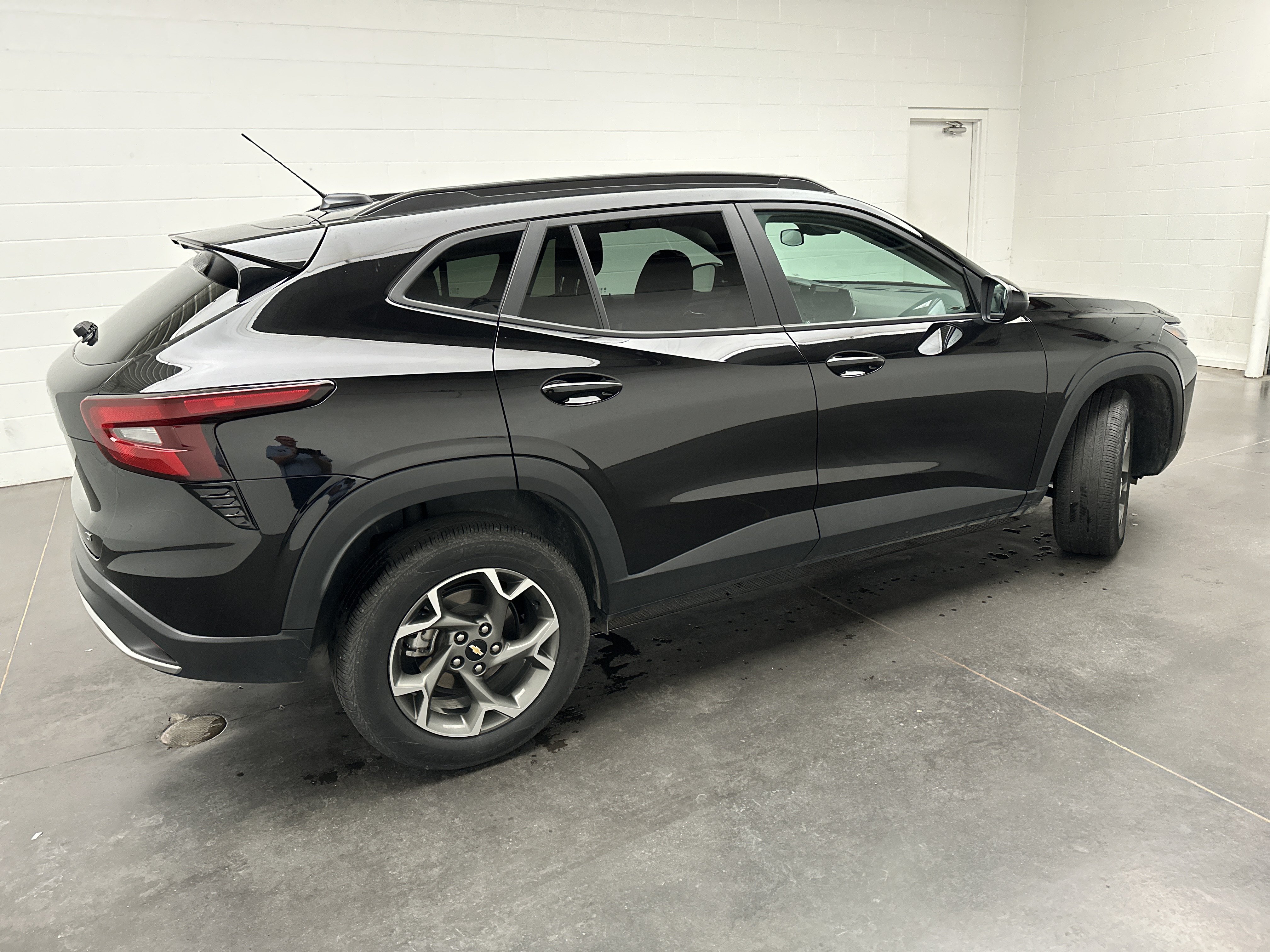 Used 2025 Chevrolet Trax LT FWD image 8