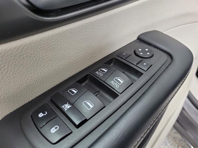 Used 2023 Chrysler Pacifica Touring-L image 19