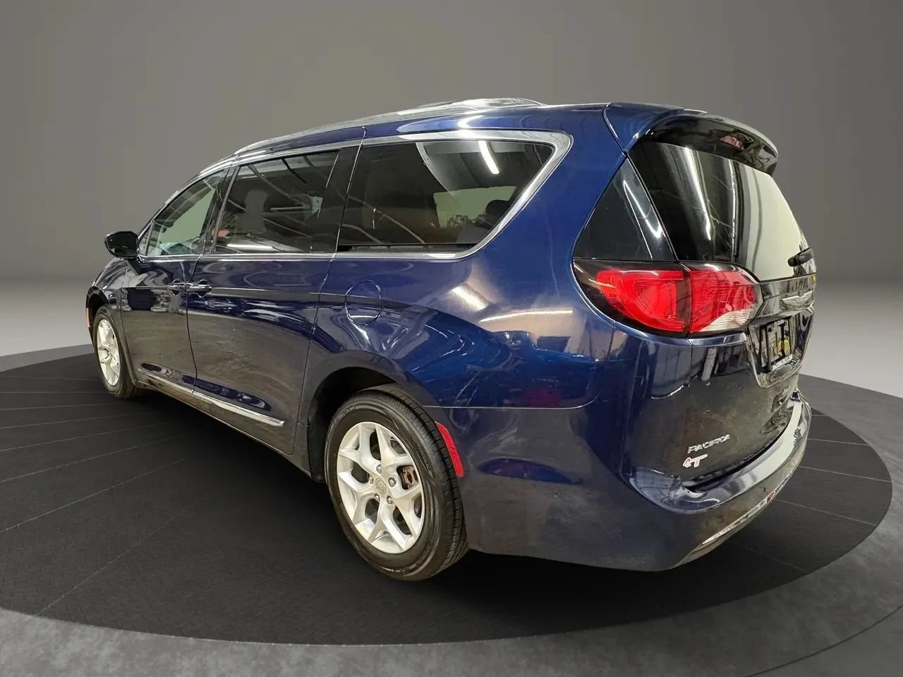 Used 2017 Chrysler Pacifica Touring-L Plus w/ Advanced Safetytec Group FWD image 7