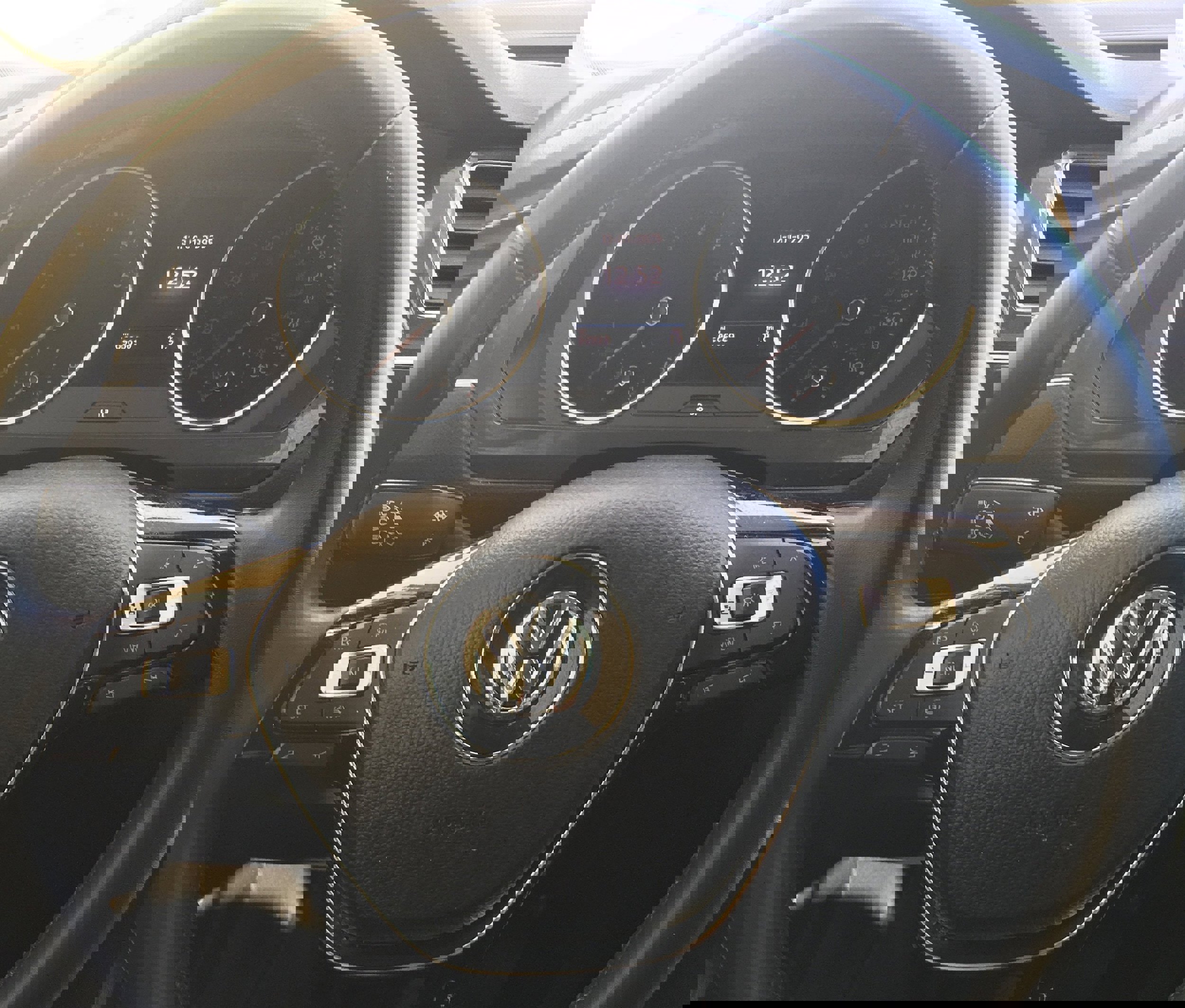 Used 2020 Volkswagen Tiguan SE w/ Panoramic Sunroof Package image 11