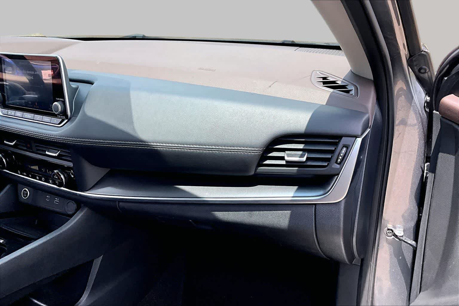 Certified 2023 Nissan Rogue SV w/ SV Premium B Package FWD image 17