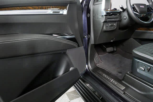 Certified 2026 Cadillac Escalade ESV Platinum Sport AWD/4WD image 11