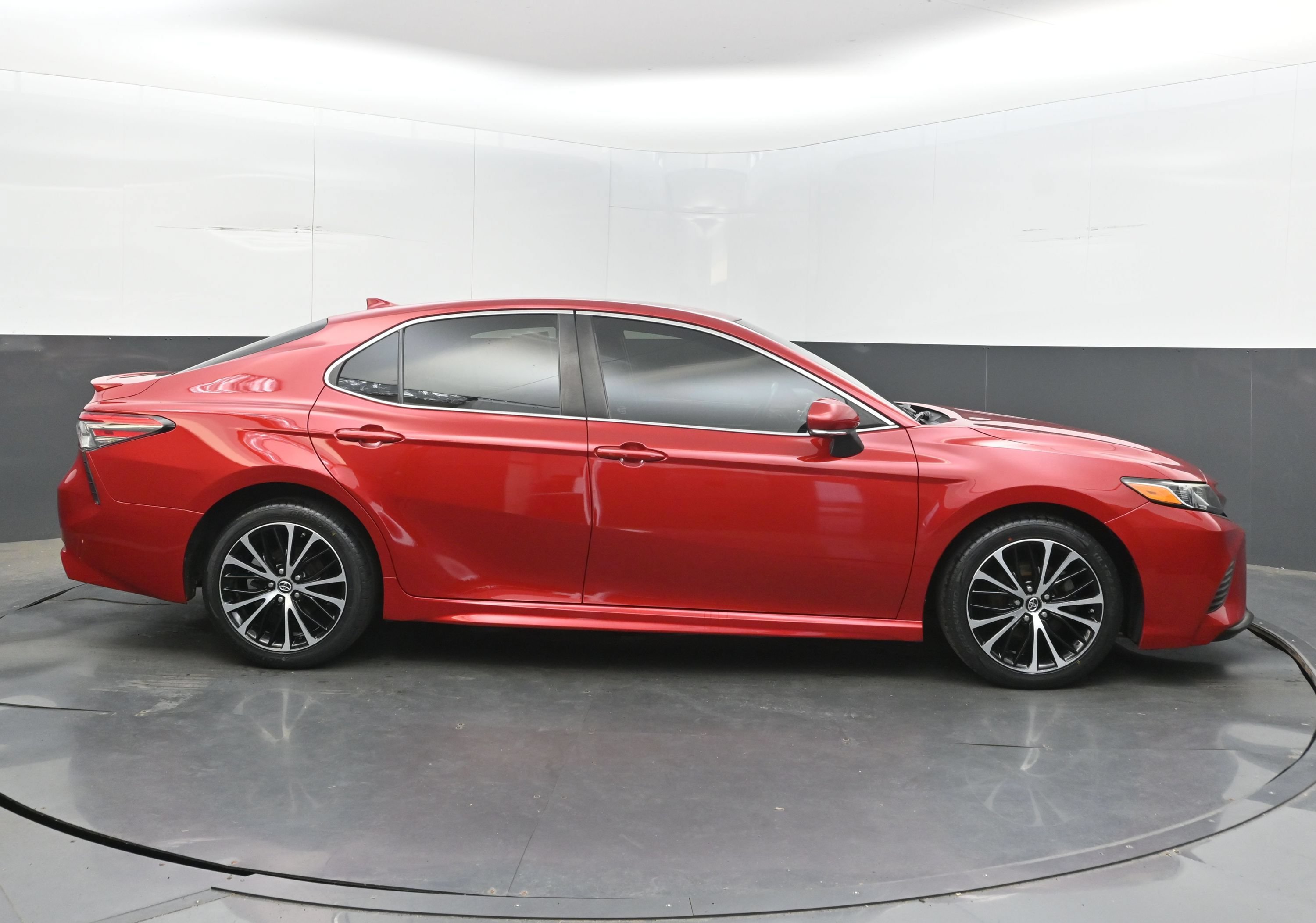 Used 2019 Toyota Camry SE w/ Convenience Package FWD image 8