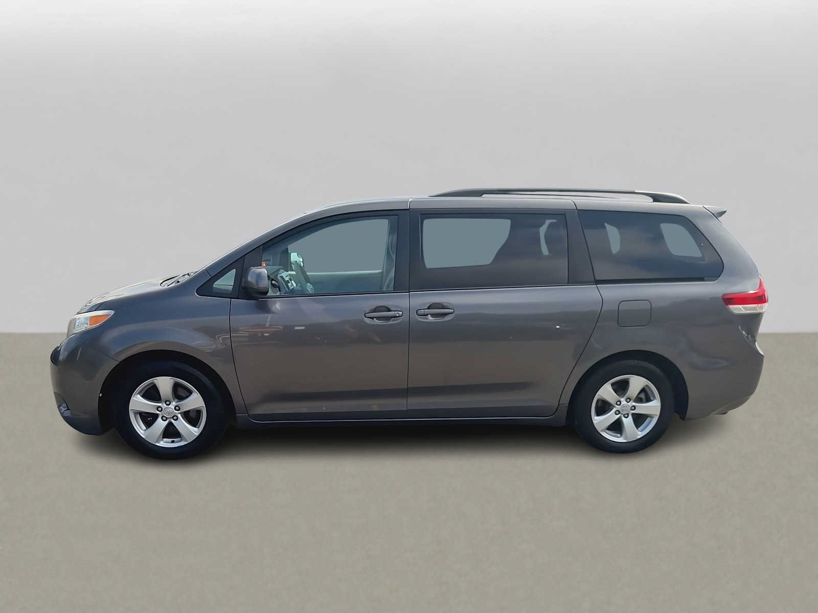Used 2012 Toyota Sienna LE FWD image 5