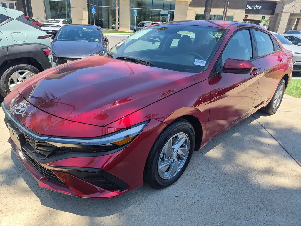 Used 2026 Hyundai Elantra SE FWD image 2