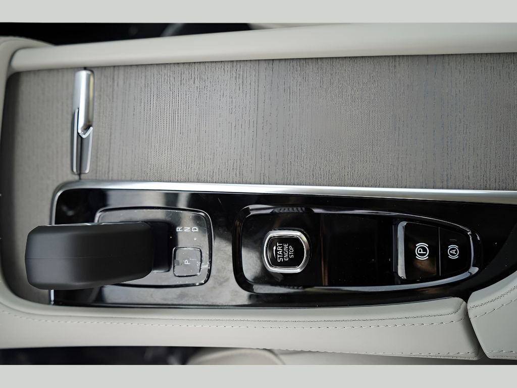 New 2025 Volvo XC90 T8 Plus w/ Protection Package Premier image 17