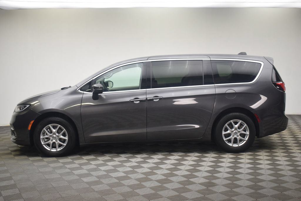 Used 2023 Chrysler Pacifica Touring-L FWD image 11