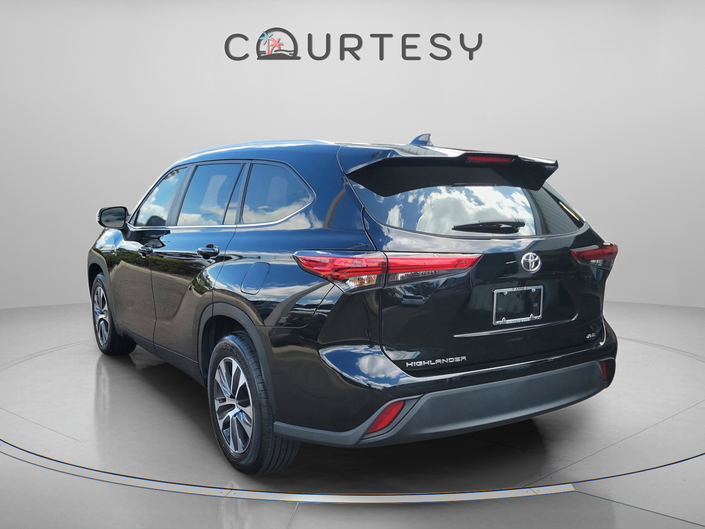 Used 2023 Toyota Highlander XLE video 2