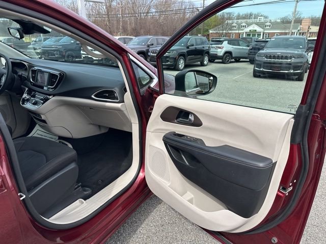 Certified 2023 Chrysler Voyager LX image 12