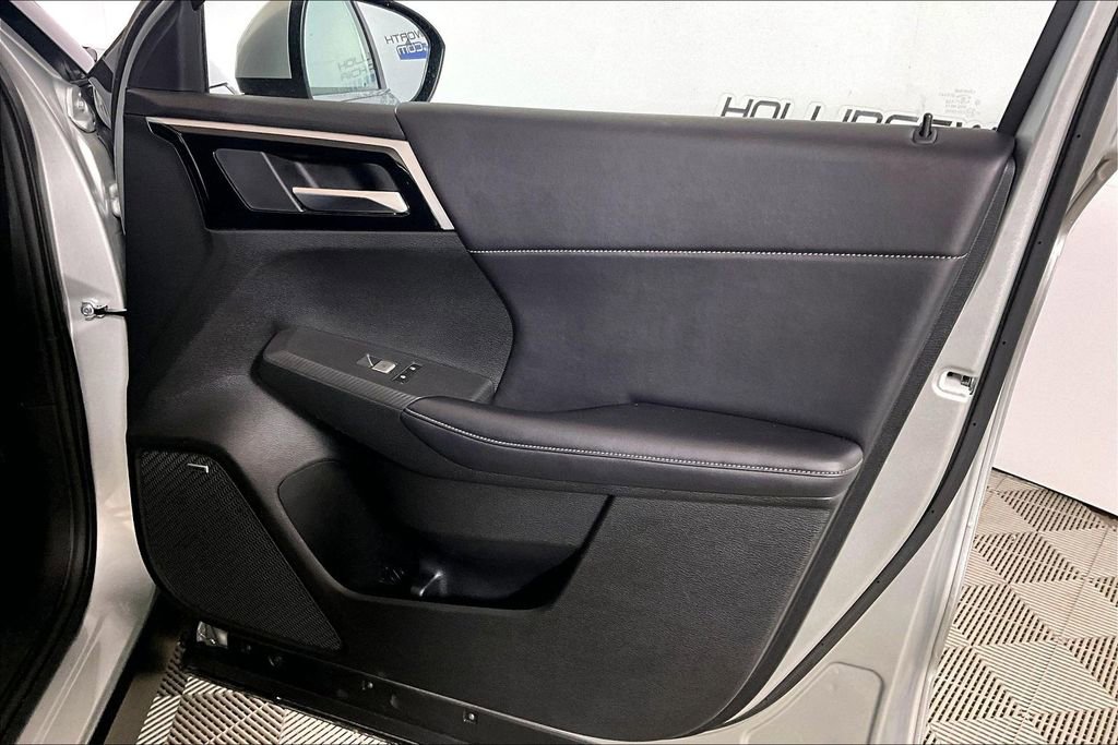 Used 2025 Mitsubishi Outlander SE image 19