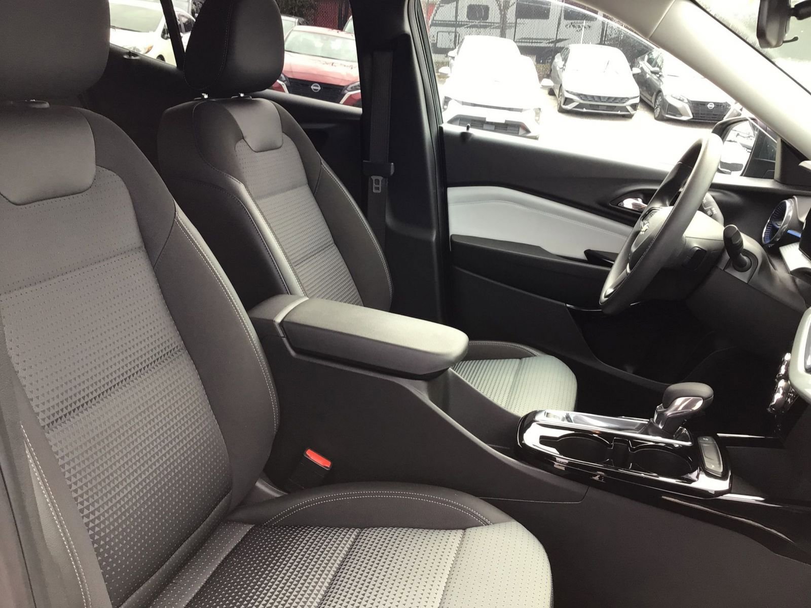 Used 2025 Chevrolet Trax LT image 35