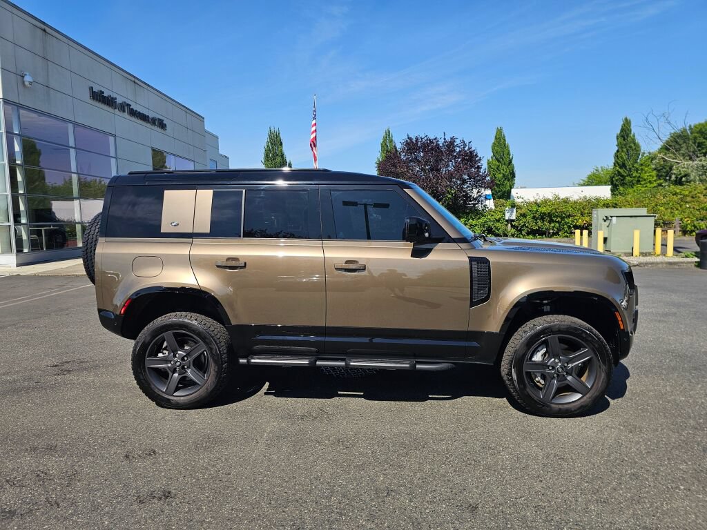 Used 2024 Land Rover Defender 110 X-Dynamic SE AWD/4WD image 8