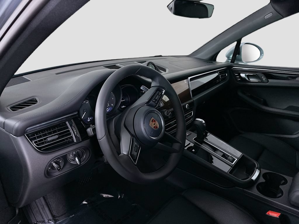Certified 2026 Porsche Macan AWD/4WD image 4