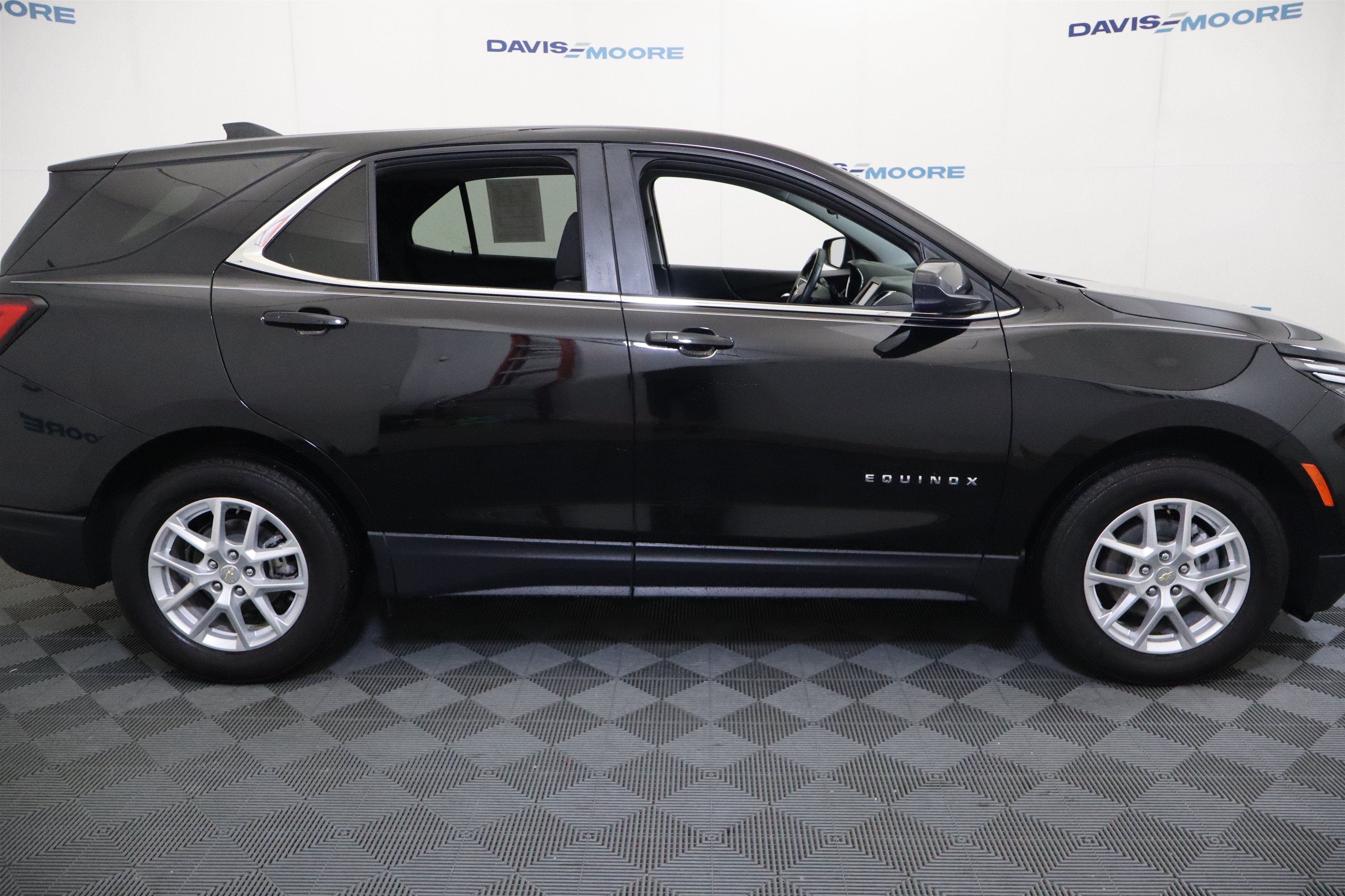 Used 2024 Chevrolet Equinox LT w/ LPO, Floor Liner Package FWD image 6