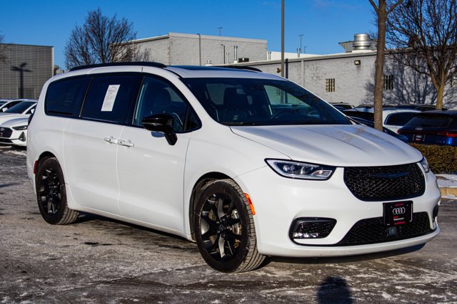 Used 2025 Chrysler Pacifica Limited image 3