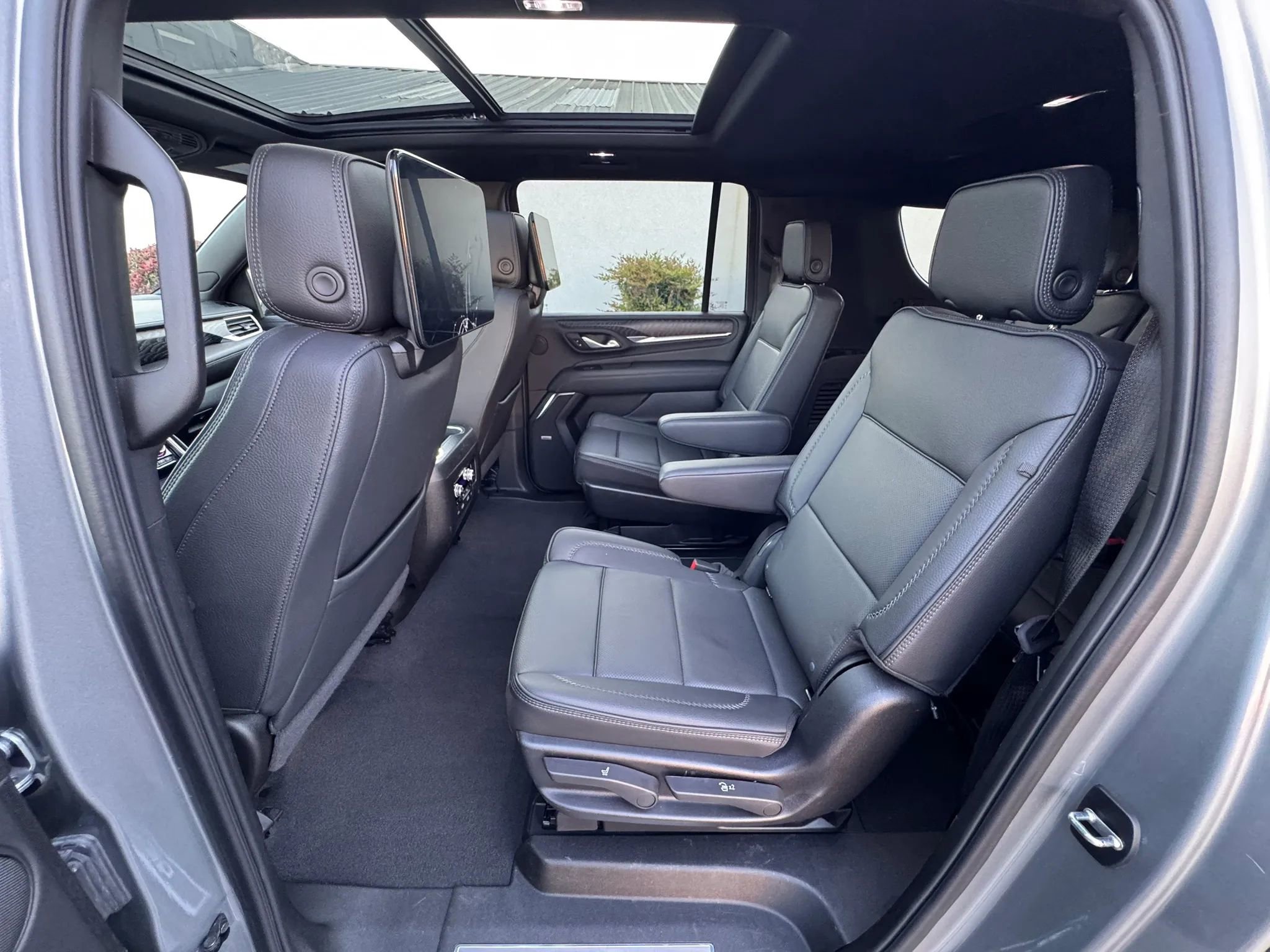 Used 2024 GMC Yukon XL Denali w/ Advanced Technology Package image 19