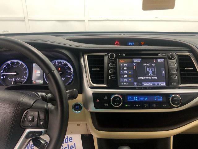 Used 2019 Toyota Highlander XLE w/ Carpet Mat Package (TMS) AWD/4WD image 19
