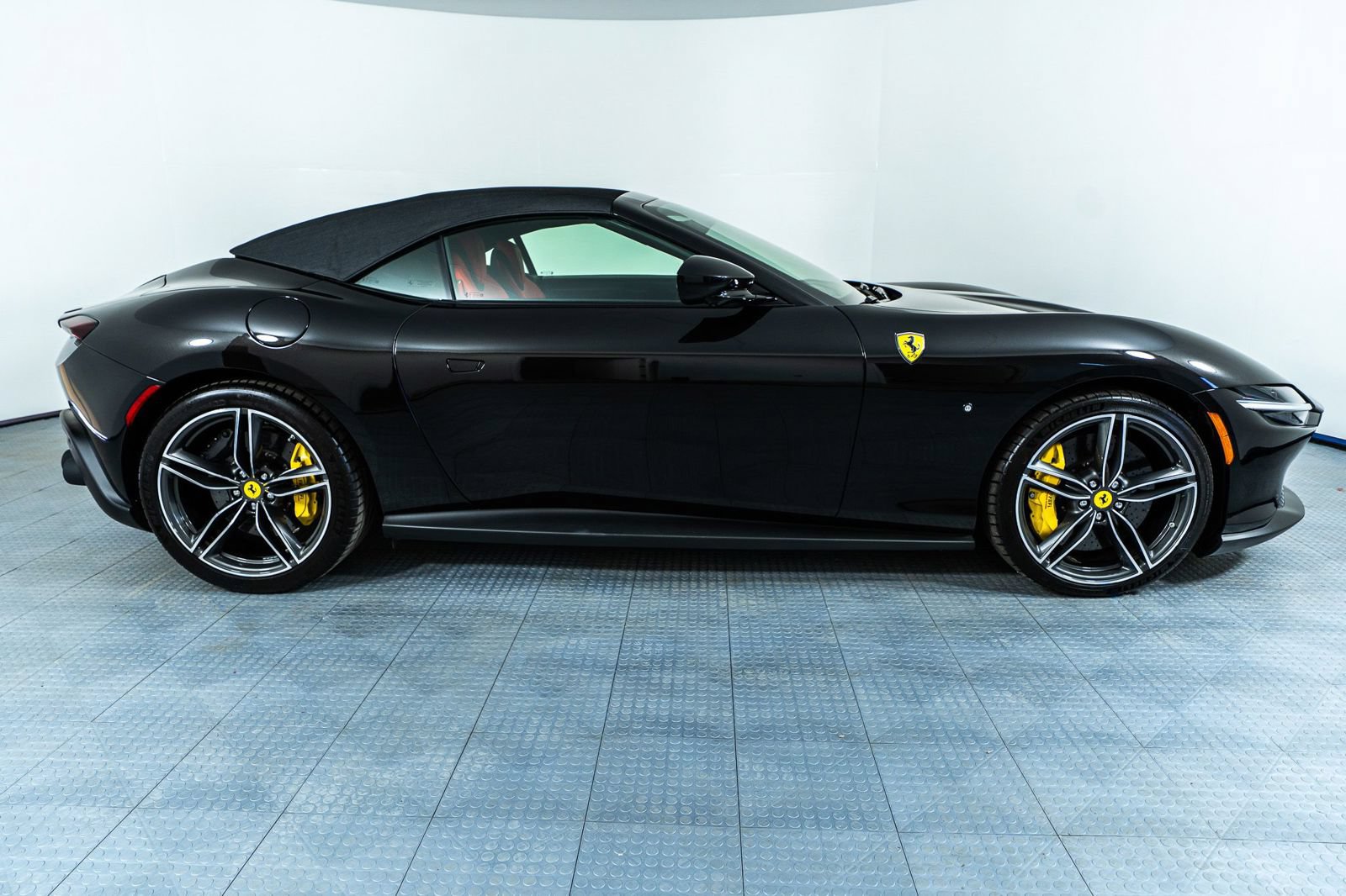 Certified 2025 Ferrari Roma Spider RWD image 39