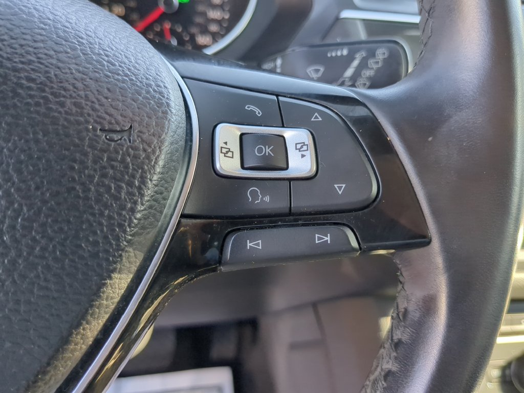 Used 2018 Volkswagen Tiguan SE w/ Panoramic Sunroof Package FWD image 30