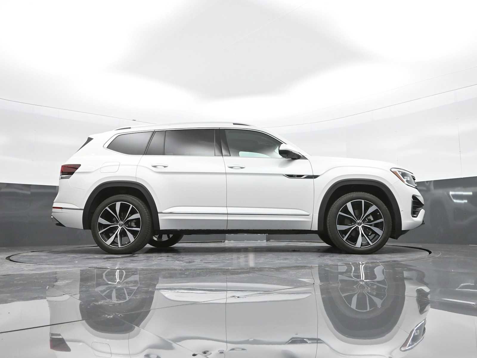 Used 2025 Volkswagen Atlas SEL Premium R-Line image 44