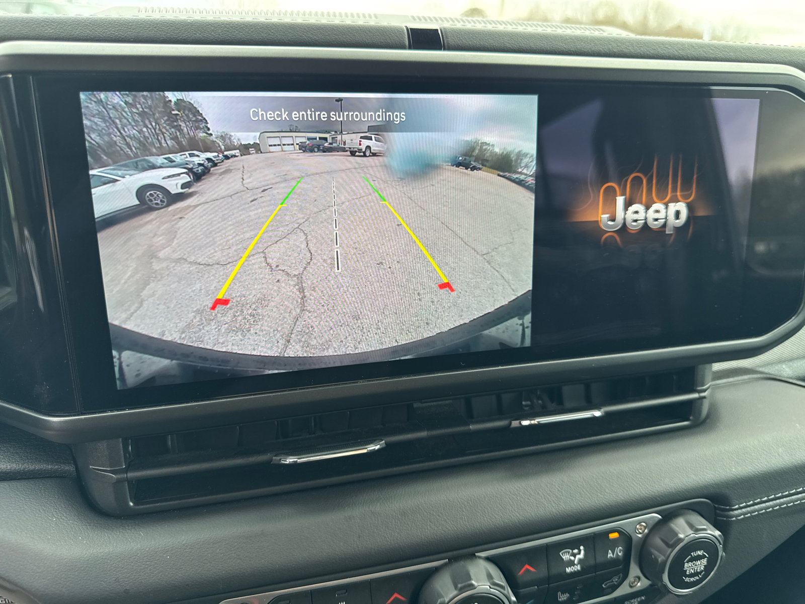 Used 2025 Jeep Wrangler Sahara image 27